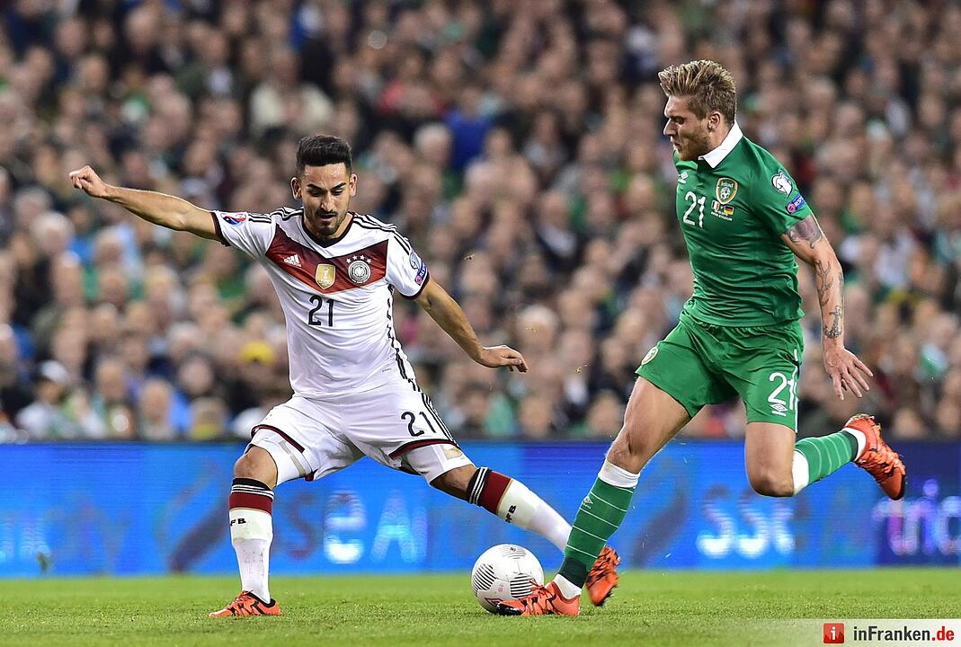 Deutschlands Ilkay Gündogan (l) und Irlands Jeff Hendrick kämpfen um den Ball.