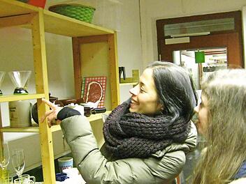 In den Umsonst-Regalen zu stöbern, macht durchaus Spaß. Foto: Dieeter Grams