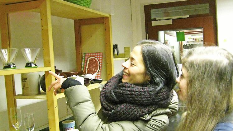 In den Umsonst-Regalen zu stöbern, macht durchaus Spaß. Foto: Dieeter Grams