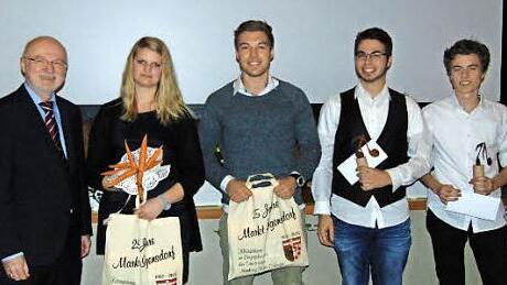 Bürgermeister Wolfgang Rast (l.) ehrte (v. l.) Alica Kurzer, Marius Laib, Pascal Breunig und Silas Isenmann. Foto: Petra Malbrich