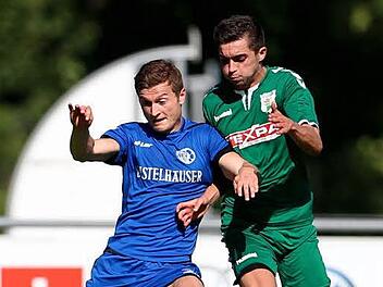Grabfeld-Gallier Adrian Reith (rechts) bedr&auml;ngt Simon Heim. Der WFV-St&uuml;rmer spielte einst auch f&uuml;r Gro&szlig;bardorf. Foto: Heiko Becker