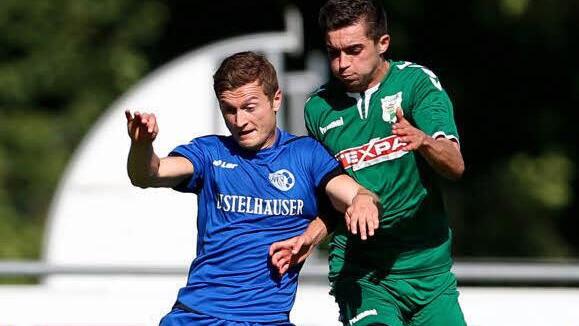 Grabfeld-Gallier Adrian Reith (rechts) bedr&auml;ngt Simon Heim. Der WFV-St&uuml;rmer spielte einst auch f&uuml;r Gro&szlig;bardorf. Foto: Heiko Becker