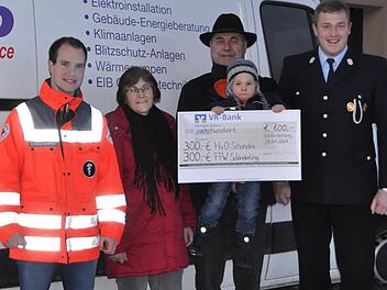 Bastian Markert (von links), Thea Neuland, Erwin Neuland, der kleine Max sowie Marco Knüttel freuen sich bei der Überreichung des Spendenschecks.  Foto: Beatrix Lieb