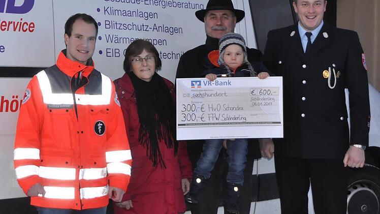 Bastian Markert (von links), Thea Neuland, Erwin Neuland, der kleine Max sowie Marco Knüttel freuen sich bei der Überreichung des Spendenschecks.  Foto: Beatrix Lieb