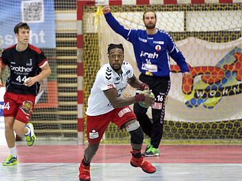 Die letzten Sekunden des Spiels auf einen Blick: HSC-Torhüter Felix Schmidl (hinten) hat einen Wurf von Nieder-Rodens Timo Kaiser (links) pariert, Gary Hines (vorne) macht sich auf den Weg zum Ausgleich. Anand Anders