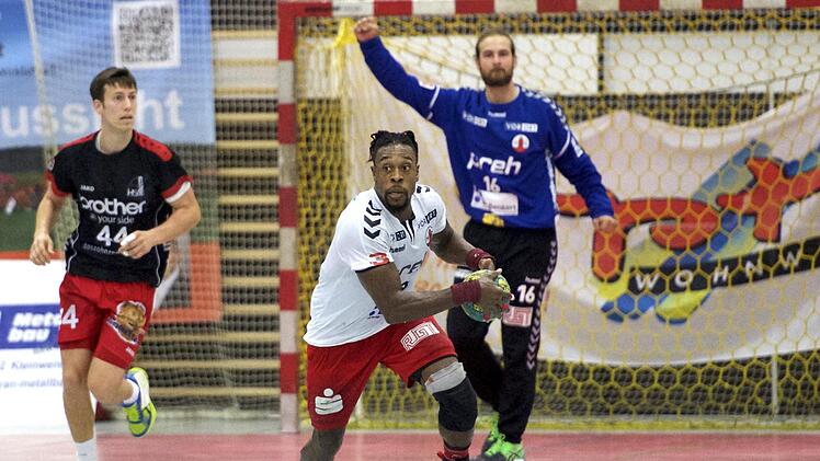 Die letzten Sekunden des Spiels auf einen Blick: HSC-Torhüter Felix Schmidl (hinten) hat einen Wurf von Nieder-Rodens Timo Kaiser (links) pariert, Gary Hines (vorne) macht sich auf den Weg zum Ausgleich. Anand Anders