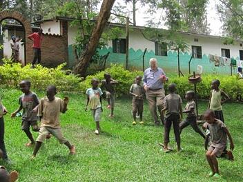 Immer wieder groß ist die Freude bei den Mädchen und Jungen imMissionskinerdorf, wenn Alfred Schäfer (Bildmitte hinten) die Aidswaisen besucht. Sie haben den Gast aus der Rhön schon in ihre kleinen Herzen geschlossen und zeigen mit Gesang und Gesten ihre  Dankbarkeit.
