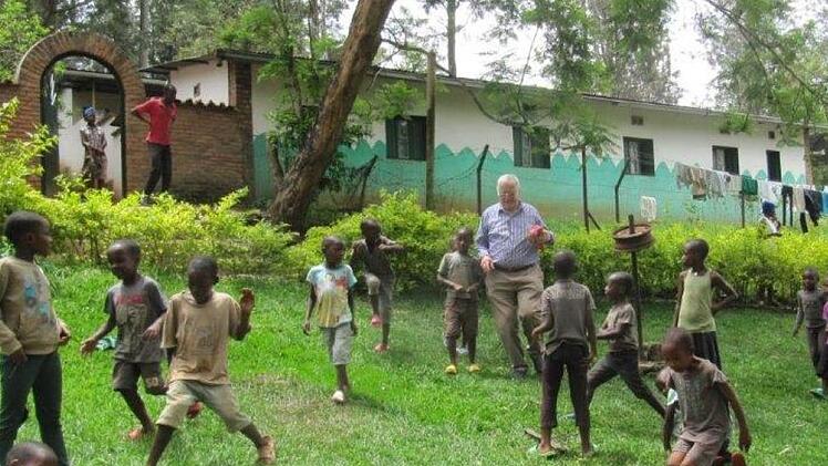 Immer wieder groß ist die Freude bei den Mädchen und Jungen imMissionskinerdorf, wenn Alfred Schäfer (Bildmitte hinten) die Aidswaisen besucht. Sie haben den Gast aus der Rhön schon in ihre kleinen Herzen geschlossen und zeigen mit Gesang und Gesten ihre  Dankbarkeit.