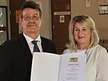 Nach 38 Jahren Schuldienst geht Josef Friedrich, Rektor der Mittelschule Maroldsweisach, in Pension; rechts Schulrätin Susanne Vodde, die ihm die entsprechende Urkunde überreichte.Helmut Will