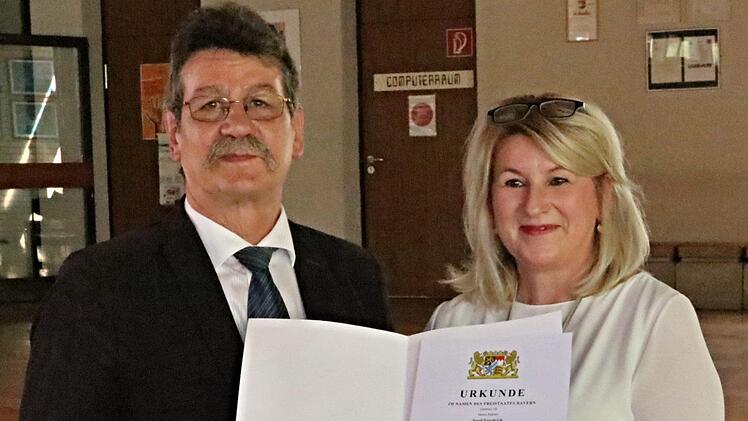 Nach 38 Jahren Schuldienst geht Josef Friedrich, Rektor der Mittelschule Maroldsweisach, in Pension; rechts Schulrätin Susanne Vodde, die ihm die entsprechende Urkunde überreichte.Helmut Will