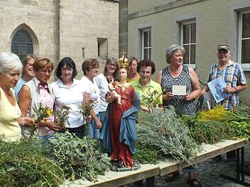 Der Katholische Deutsche Frauenbund in Höchstadt beteiligt sich an der Restaurierung der Hausmadonna. Mit dem Wurzbüscheln am Fest Maria Himmelfahrt wurden wieder Spenden eingenommen.  Foto: Manfred Welker