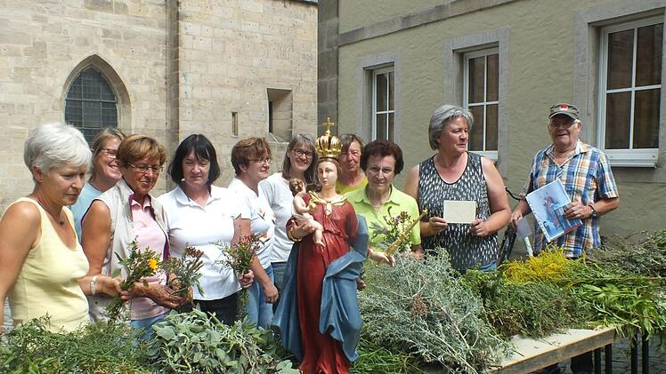 Der Katholische Deutsche Frauenbund in H&ouml;chstadt beteiligt sich an der Restaurierung der Hausmadonna. Mit dem Wurzb&uuml;scheln am Fest Maria Himmelfahrt wurden wieder Spenden eingenommen.  Foto: Manfred Welker