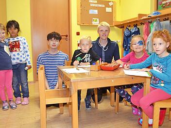 Neu im Ramsthaler Kindergarten sind Praktikant Stefan Heinlein (Dritter von links) und Erzieher Matthias Schmitt.  Foto: Andreas Lomb