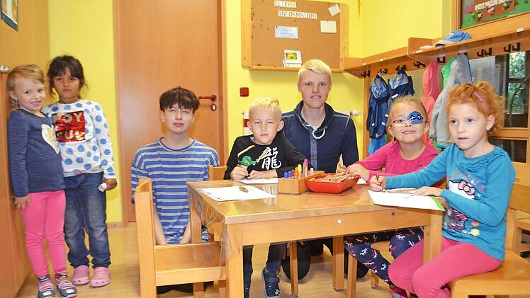 Neu im Ramsthaler Kindergarten sind Praktikant Stefan Heinlein (Dritter von links) und Erzieher Matthias Schmitt.  Foto: Andreas Lomb