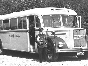 Schaffner Reichelt neben einem neuen Büssing-Bus für Coburg im Jahr 1950Foto: CT-Archiv