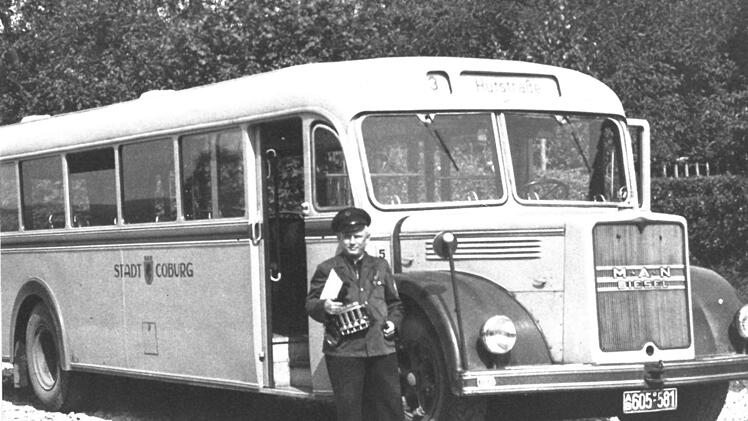 Schaffner Reichelt neben einem neuen Büssing-Bus für Coburg im Jahr 1950Foto: CT-Archiv