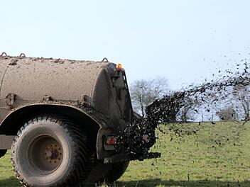 Ein Güllefass ist eigentlich zum verteilen von Kuh-Exkrementen auf dem Feld gedacht. In Unterfranken hat sich das Fass aber mitten im Dorf entlerrt. Foto: Myriams-Fotos/pixabay.com