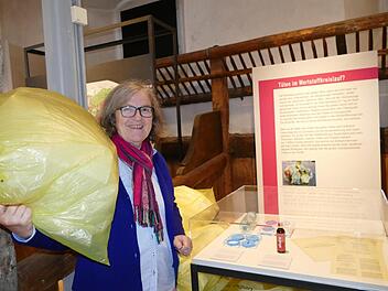 Kulturgeschichte trifft Plastikmüll: Museumschefin Regina Hanemann schultert den gelben Sack.  Fotos: Marion Krüger-Hundrup