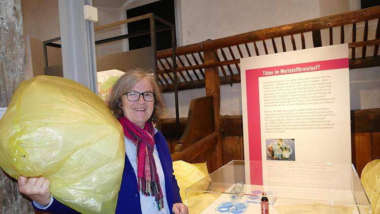 Kulturgeschichte trifft Plastikmüll: Museumschefin Regina Hanemann schultert den gelben Sack.  Fotos: Marion Krüger-Hundrup