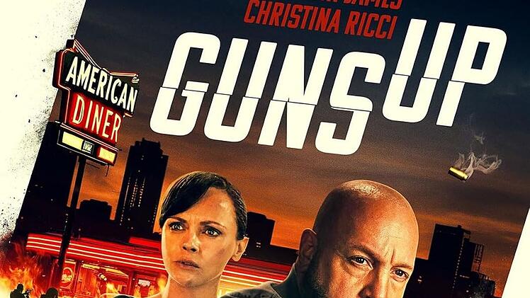 Brutaler Schl&auml;ger statt verweichlichter Tollpatsch: In "Guns Up" zeigt Kevin James sich von einer neuen Seite.