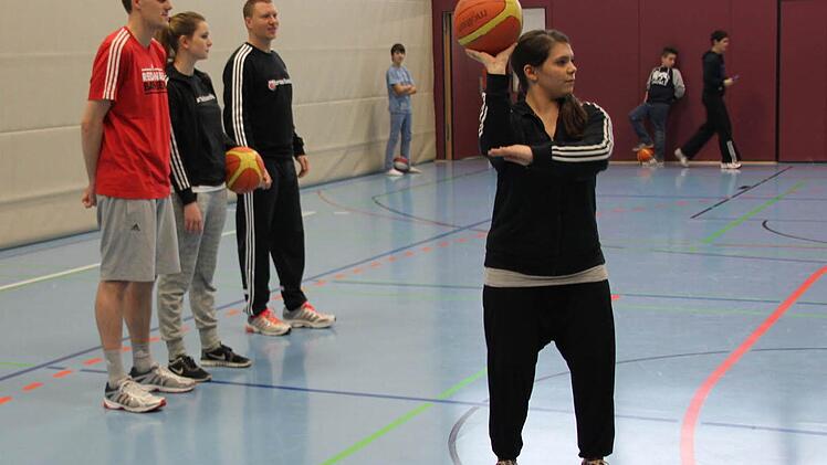 Astrid Heyder (rechts) führte die richtige Wurftechnik vor, Weiter im Bild: Johannes Laub, Luisa Neubauer und Johannes Laub.