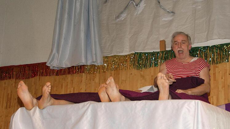 "Da stimmt wasch ned": Zu viele Füße im Bett von Klaus Arnhold. Mit Elisabeth Moser und Erhard Kraus präsentierte der RSV-Vorsitzende beim Rosenmontagsball in Unterschleichach eine besondere Bettszene.