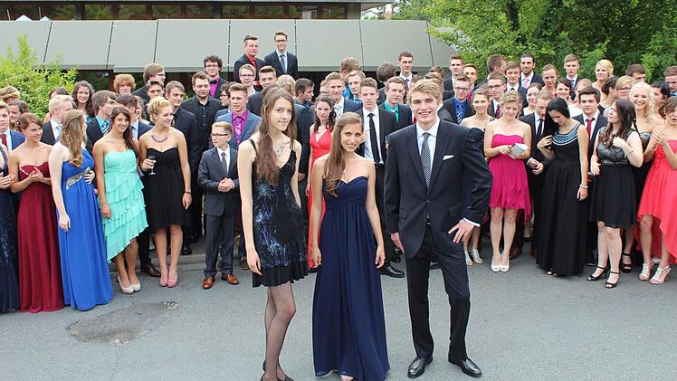 Die Schulbesten Janine Utz, Valeria Schwägerl und Christoph Mayer (vorne von links) im Kreise ihrer Mitschüler. alle Fotos: Andreas Dorsch