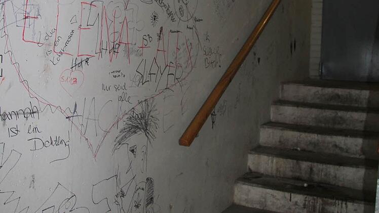 Schmierereien verunstalten das Treppenhaus des Parkhauses Basteigasse.