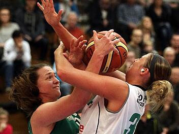Auch im Rückspiel werden sich Lyndi Thorman (r.) und ihre Kontrahentin Mara Hjelle aus Keltern nichts schenken. Foto: sportpress