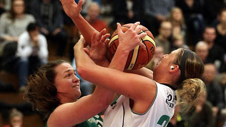 Auch im Rückspiel werden sich Lyndi Thorman (r.) und ihre Kontrahentin Mara Hjelle aus Keltern nichts schenken. Foto: sportpress