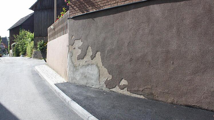 Man sieht, dass immer wieder das Hauseck an der Engstelle vor der Brücke beschädigt wurde. Ein Schrammbord soll das künftig verhindern. Foto: Jürgen Gärtner