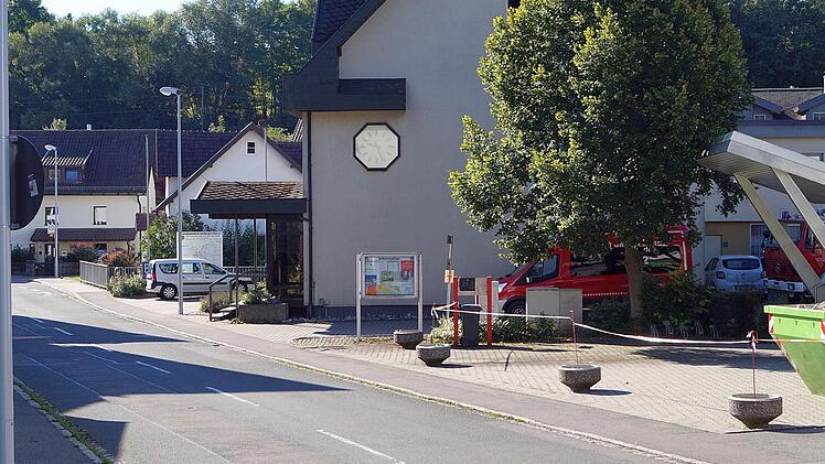 Zu eng und für die Feuerwehr nicht mehr tragbar: Nicht nur, weil rund am das Rathaus zu wenige Parkplätze zur Verfügung stehen, sind CSU, Freie Wähler und SPD der Meinung, dass der Grüber Wochenmarkt einen neuen Standort braucht. Foto: privat