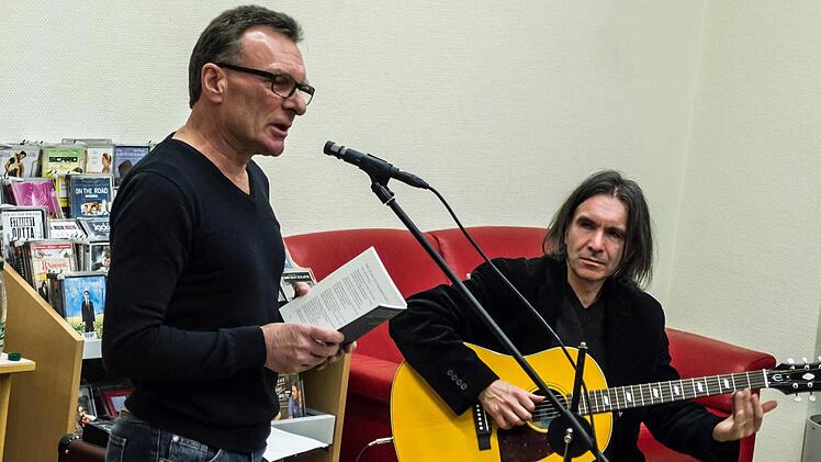 Manfred Kern und Harry Düll (Gitarre) gestalteten eine musikalische Lesung in der Stadtbücherei. Fotos: Jochen Berger