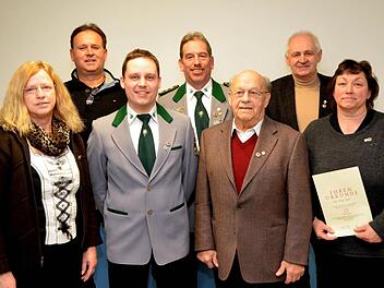 Der SV Edelweiß Reiterswiesen ehrte Mitglieder, unter ihnen Vorsitzender Arno Röder, der vor 40 Jahren dem Verein beitrat. Auf unserem Foto sind (von links) Renate Voll, Horst Heid, Steffen Back, Arno Röder, Klaus-Dieter Menge, Robert Kiesel und Ulrike Röder.  Foto: Peter Rauch