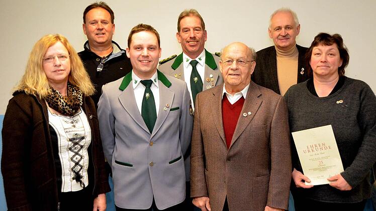 Der SV Edelweiß Reiterswiesen ehrte Mitglieder, unter ihnen Vorsitzender Arno Röder, der vor 40 Jahren dem Verein beitrat. Auf unserem Foto sind (von links) Renate Voll, Horst Heid, Steffen Back, Arno Röder, Klaus-Dieter Menge, Robert Kiesel und Ulrike Röder.  Foto: Peter Rauch