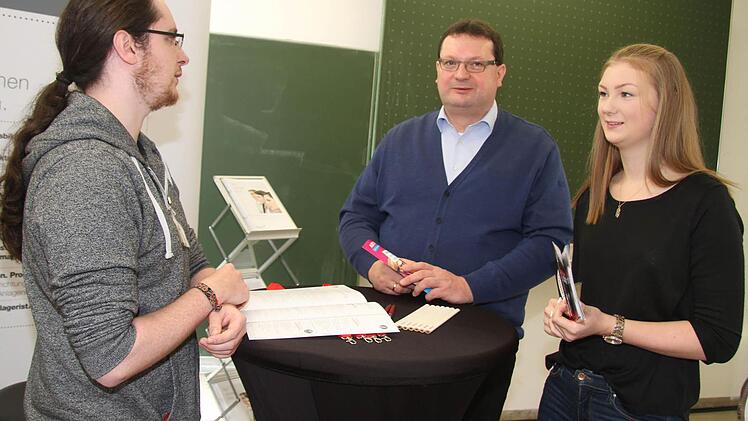 Melina Witzgall (16) hat sich - gemeinsam mit ihren Eltern (auf dem Bild mit Klaus Witzgall) - bei der Ausbildungsmesse informiert und ließ sich am Glen Dimplex-Stand informieren. Sie möchte in den kaufmännischen Bereich. Foto: Sonny Adam