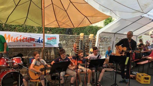 Die Musikschule Bad Brückenau trat gleich mit mehrern Gruppen beim Lindenfest auf. Foto: Ralf Gundelach