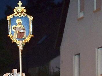 Die beiden Vorsitzenden Hubert Simon (links) und Michael Günder wurden in diesem Jahr ausgewählt, die Wallfahrtskerzen bei der Lichterprozession zur Kirche zu tragen.  Fotos: Andreas Lomb