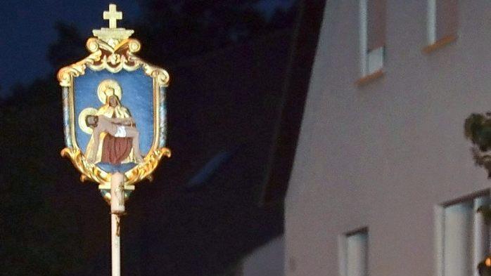 Die beiden Vorsitzenden Hubert Simon (links) und Michael Günder wurden in diesem Jahr ausgewählt, die Wallfahrtskerzen bei der Lichterprozession zur Kirche zu tragen.  Fotos: Andreas Lomb