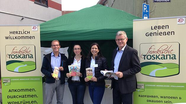 Genussmarkt in Zapfendorf 2017: Bianca M&uuml;ller, 2. von rechts, mit Strullendorfs B&uuml;rgermeister Wolfgang Desel (ganz links), Bianca Willert (Gemeinde Strullendorf) und Litzendorfs B&uuml;rgermeister Wolfgang M&ouml;hrlein. Foto: Andrea Sp&ouml;rlein
