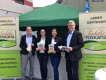 Genussmarkt in Zapfendorf 2017: Bianca Müller, 2. von rechts, mit Strullendorfs Bürgermeister Wolfgang Desel (ganz links), Bianca Willert (Gemeinde Strullendorf) und Litzendorfs Bürgermeister Wolfgang Möhrlein. Foto: Andrea Spörlein