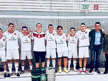 Der TSV Weißenbrunn gewann als Gastgeber sein Nachtturnier. Im Bild (von links) Peter Bretschneider, Trainer Markus Schlund, Christopher Schneider, Niklas Weise, Patrick Tauber, Jan Geßlein, Jannik Pfreundner, Andreas Geßlein, Vorsitzender Jörg Neubauer und Christian Höfner (Gampertbräu). Foto: Benjamin Hofmann