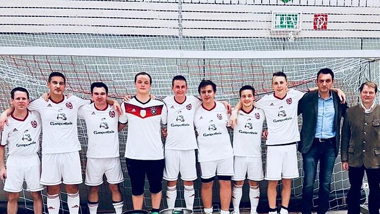 Der TSV Weißenbrunn gewann als Gastgeber sein Nachtturnier. Im Bild (von links) Peter Bretschneider, Trainer Markus Schlund, Christopher Schneider, Niklas Weise, Patrick Tauber, Jan Geßlein, Jannik Pfreundner, Andreas Geßlein, Vorsitzender Jörg Neubauer und Christian Höfner (Gampertbräu). Foto: Benjamin Hofmann