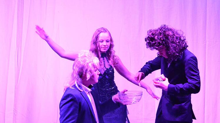 Siegfried & Roy verblüfften ihr Publikum mit wahrhaft undurchschaubaren Zaubertricks (von links:  Fabian Götz, Anna-Lena Back, Felix Back). Björn Hein