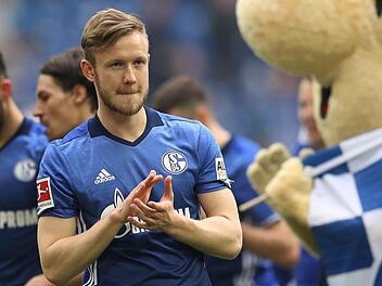 Wer darf über den Finaleinzug jubeln?  Schalke 04 mit Cedric Teuchert (oben) oder Frankfurt mit Marius Wolf?augenklick/F.Gambarini, dpa