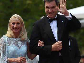 Ministerpräsident Markus Söder und seine Frau Karin bei der Premiere der  Wagner-Festspiele 2018.   Im nächsten Jahr kommt Söder nach Bad Kissingen - als Schirmherr des Kissinger Sommers.Foto: Matthias Balk/dpa
