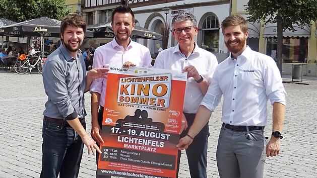 Stadtvertreter und Sponsoren zeigen das Plakat Foto: privat