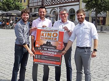 Stadtvertreter und Sponsoren zeigen das Plakat Foto: privat