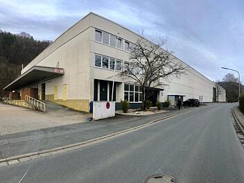 Der Umzug von Arzberg in diese Immobilie ist auch eine logistische Herausforderung, denn alle Maschinen und technischen Anlagen werden nach Bad Berneck umgesetzt. Foto: Werner Reißaus