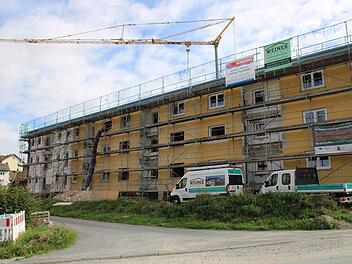 Der so genannte "gelbe Block" wird generalsaniert. 20 moderne und zum Teil barrierefreie Wohnungen entstehen hier. Foto: Ulrike Müller
